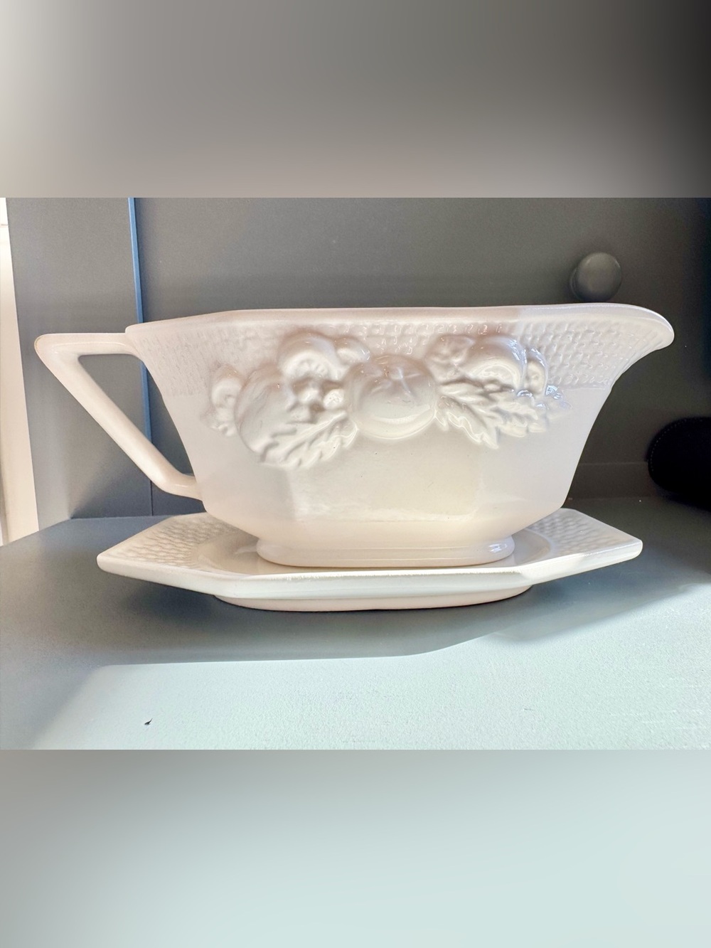 Himark Japan Harvest Weave White Embossed Ceramic Gravy Boat with Underplate